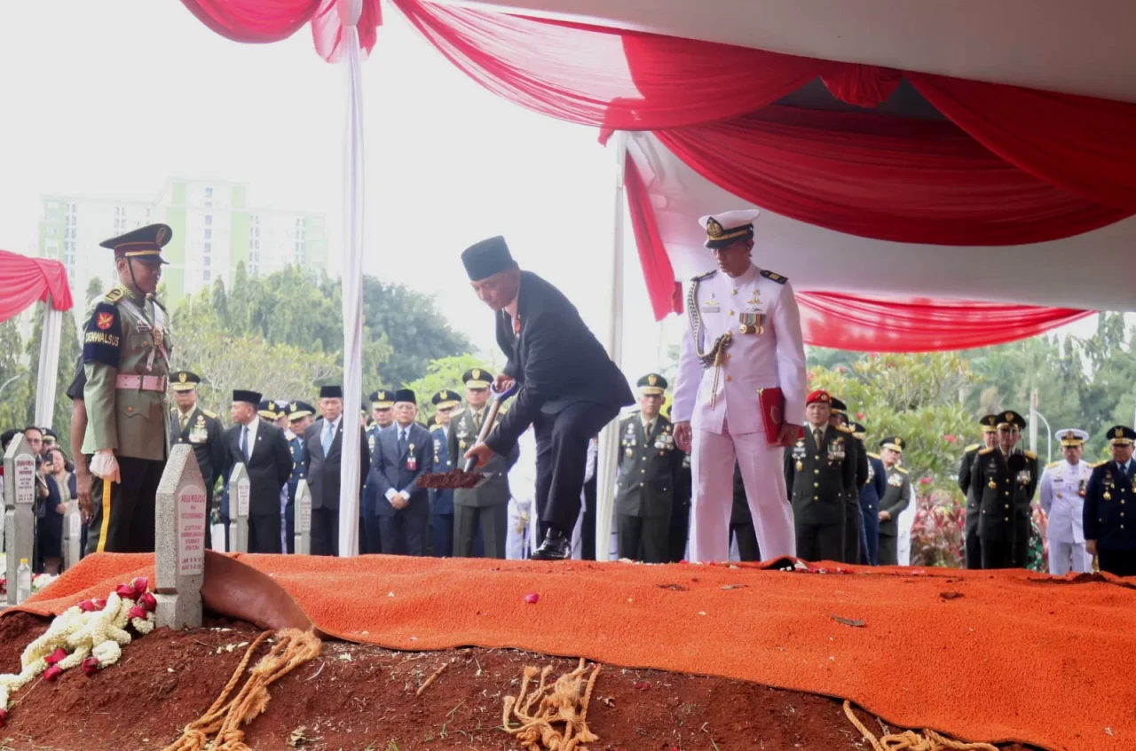 Pemakaman Mantan Menteri...