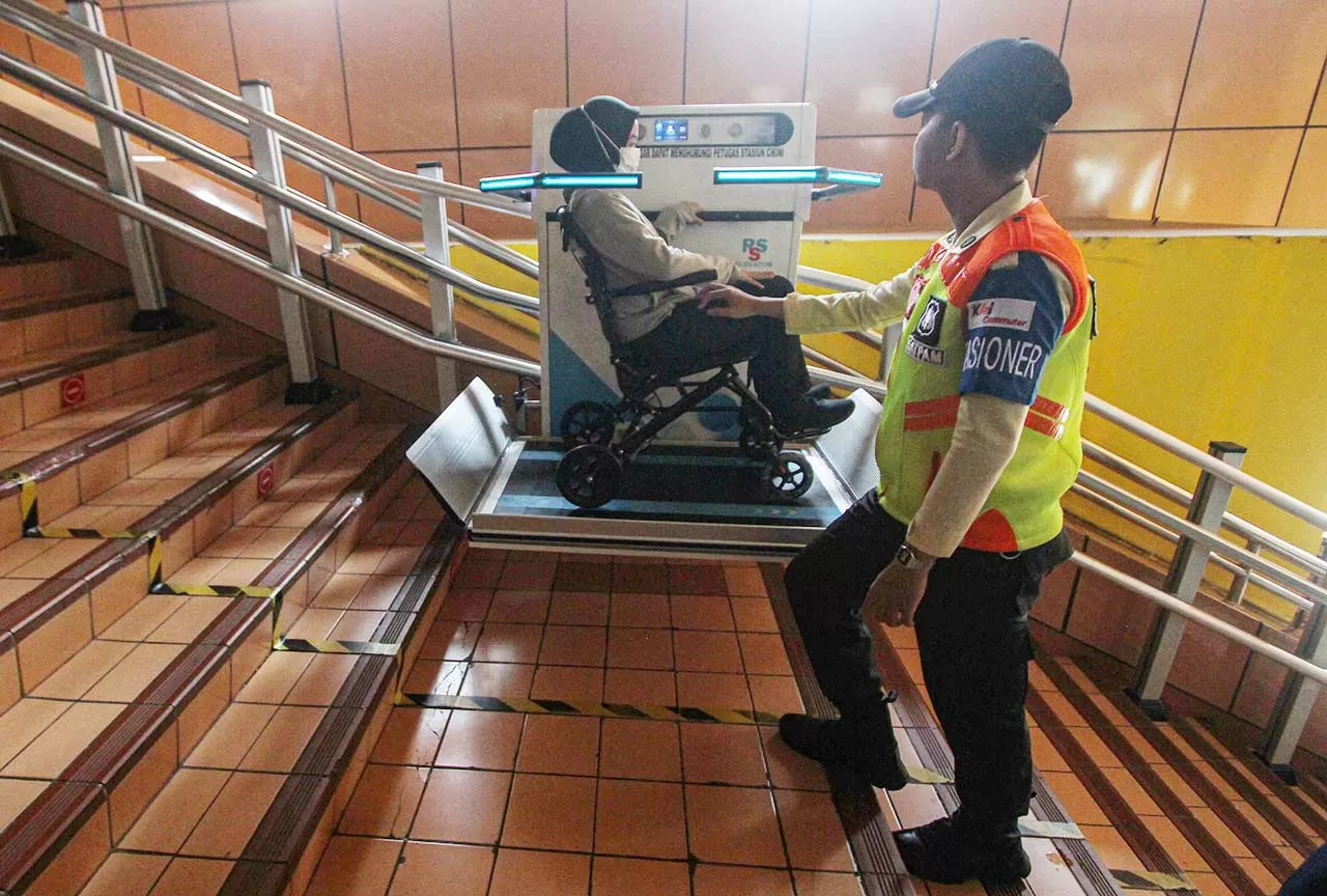 Platform Lift di Stasiun...