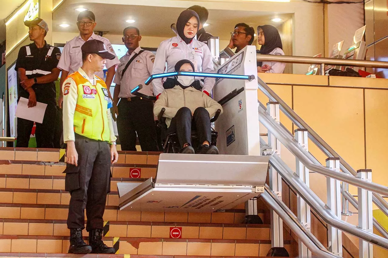 Platform Lift di Stasiun...