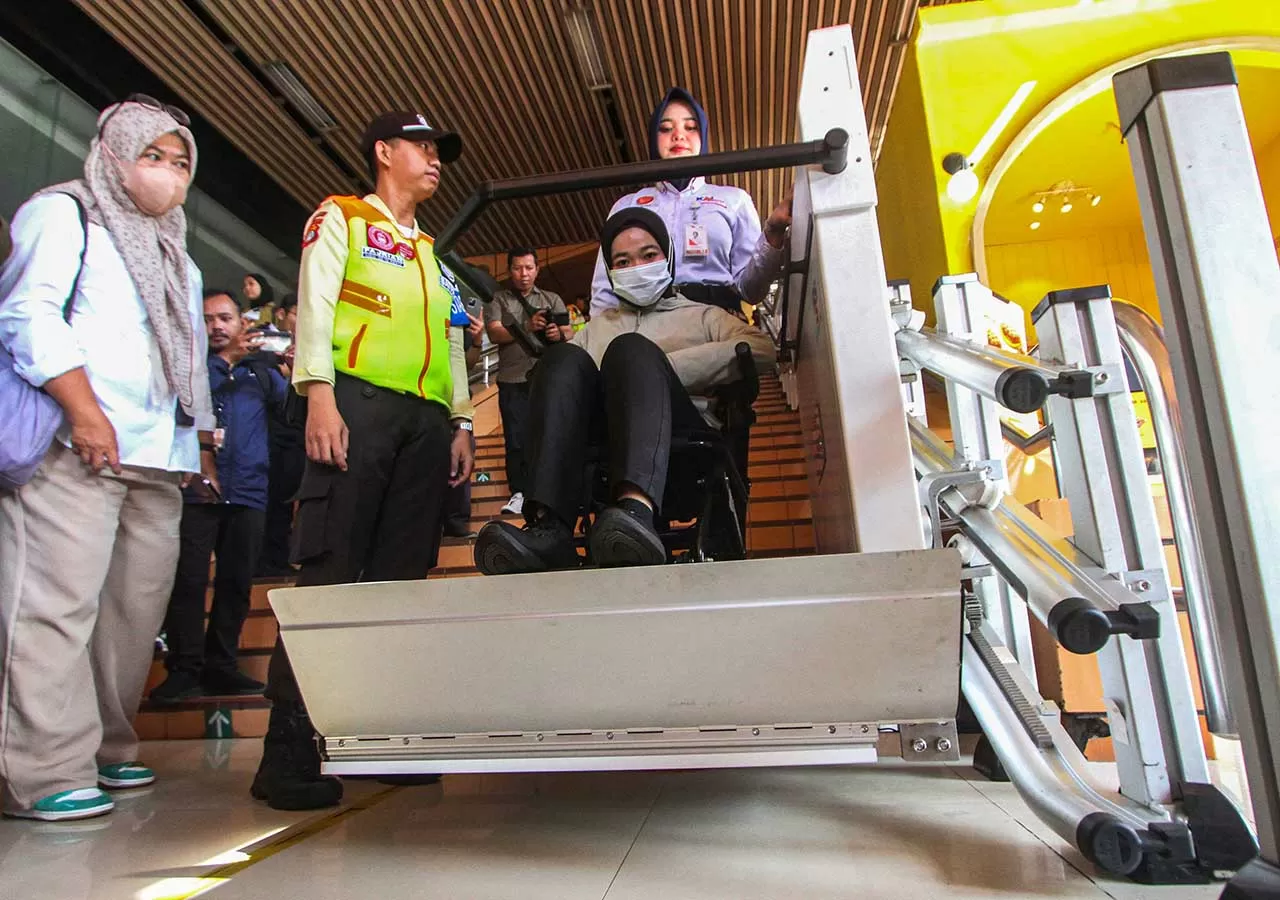 Platform Lift di Stasiun...