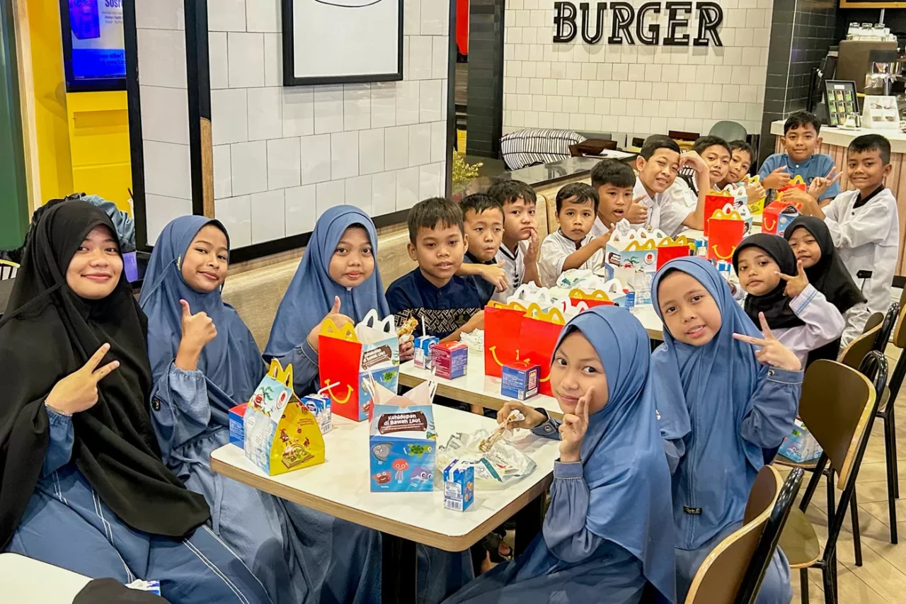 Rayakan 35 Tahun Kebersamaan,...