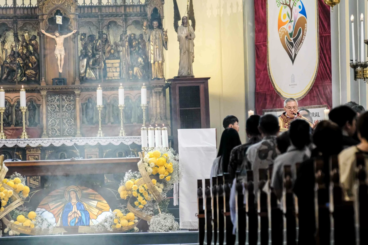 Misa Paskah di Gereja...