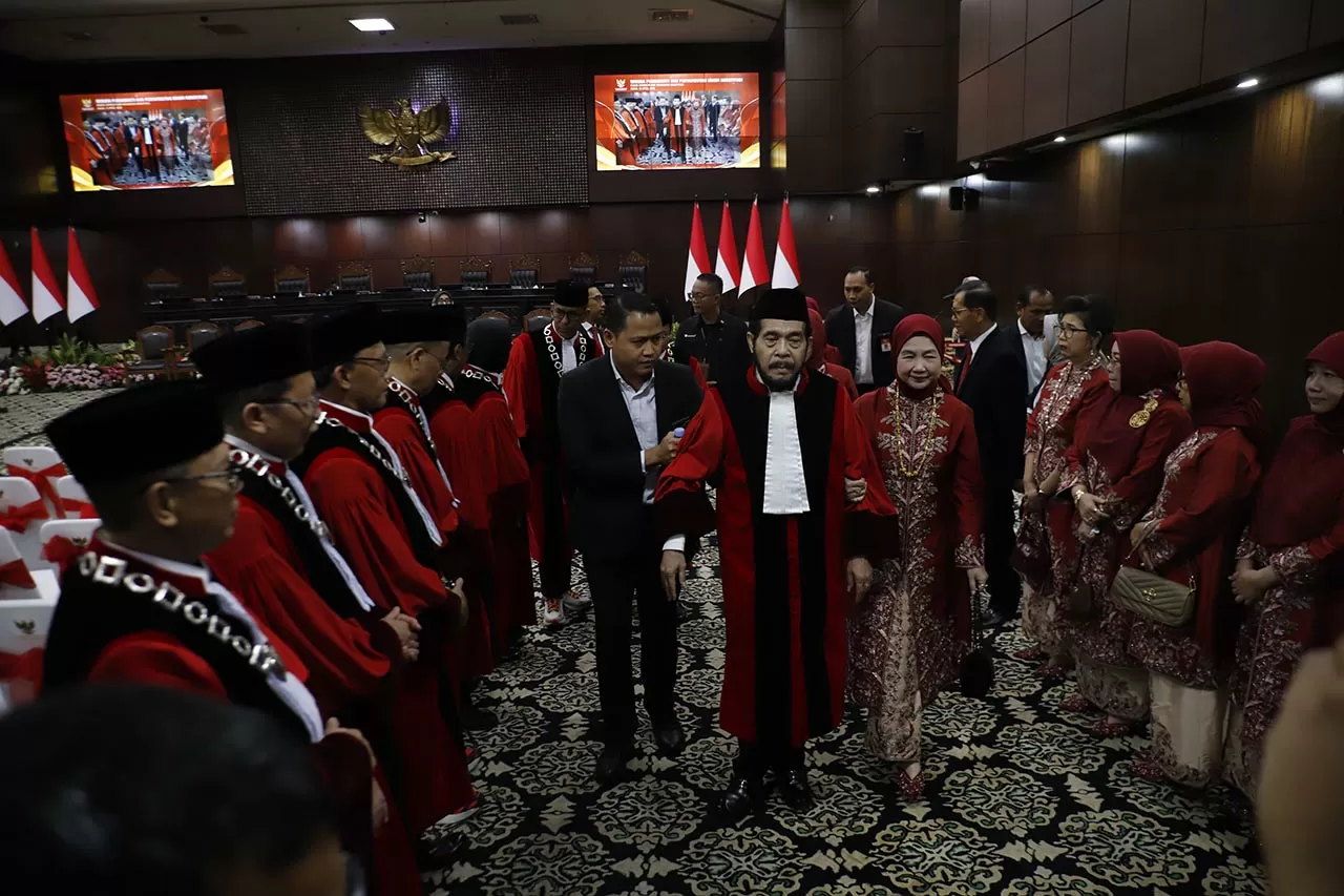 MK Gelar Wisuda Purnabakti...