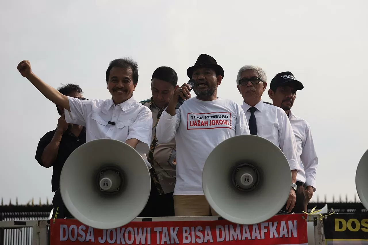 Dipimpin Roy Suryo,...