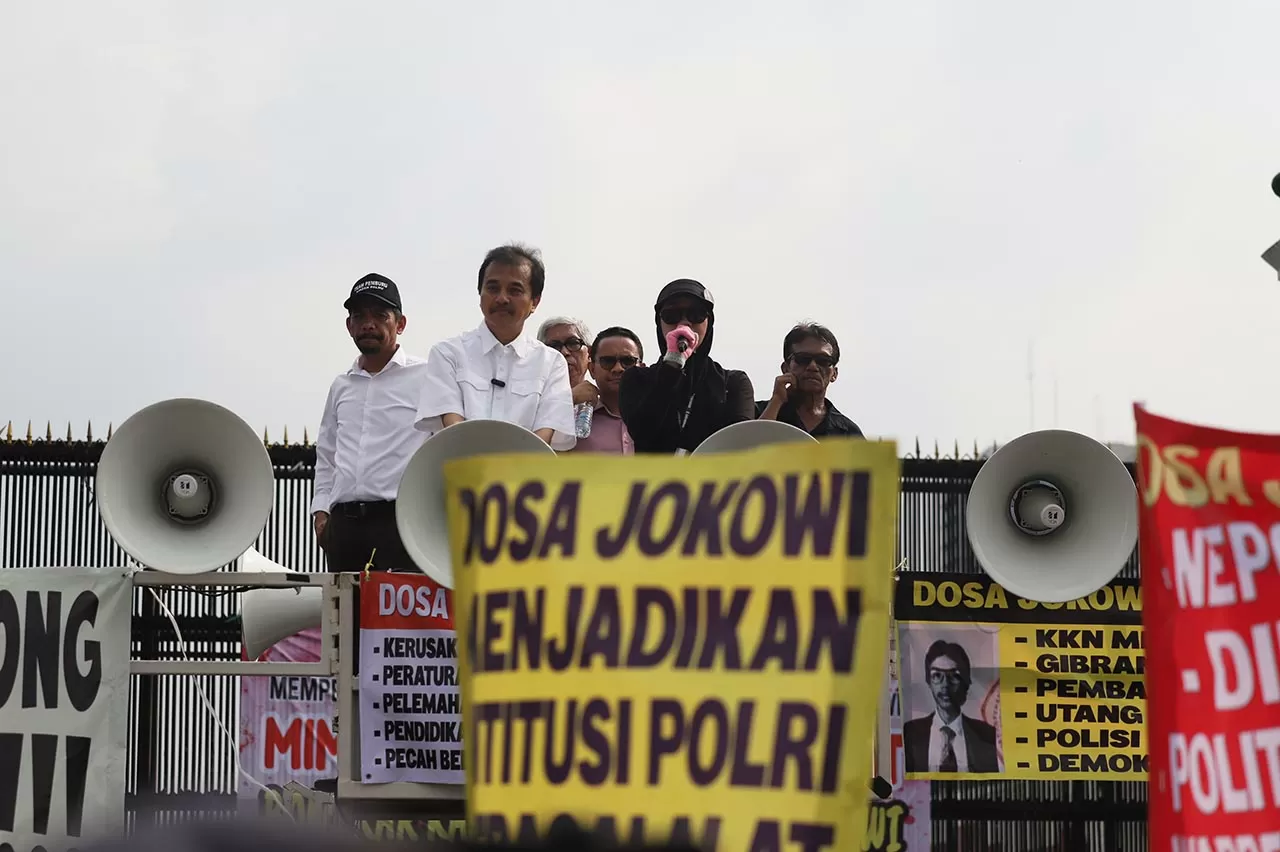 Dipimpin Roy Suryo,...