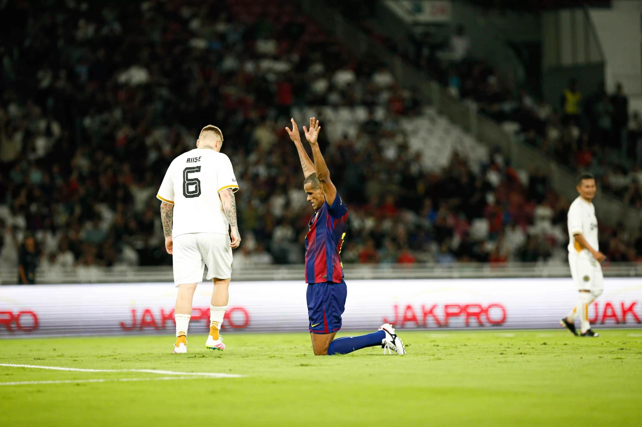 Barcelona Legends Menang...
