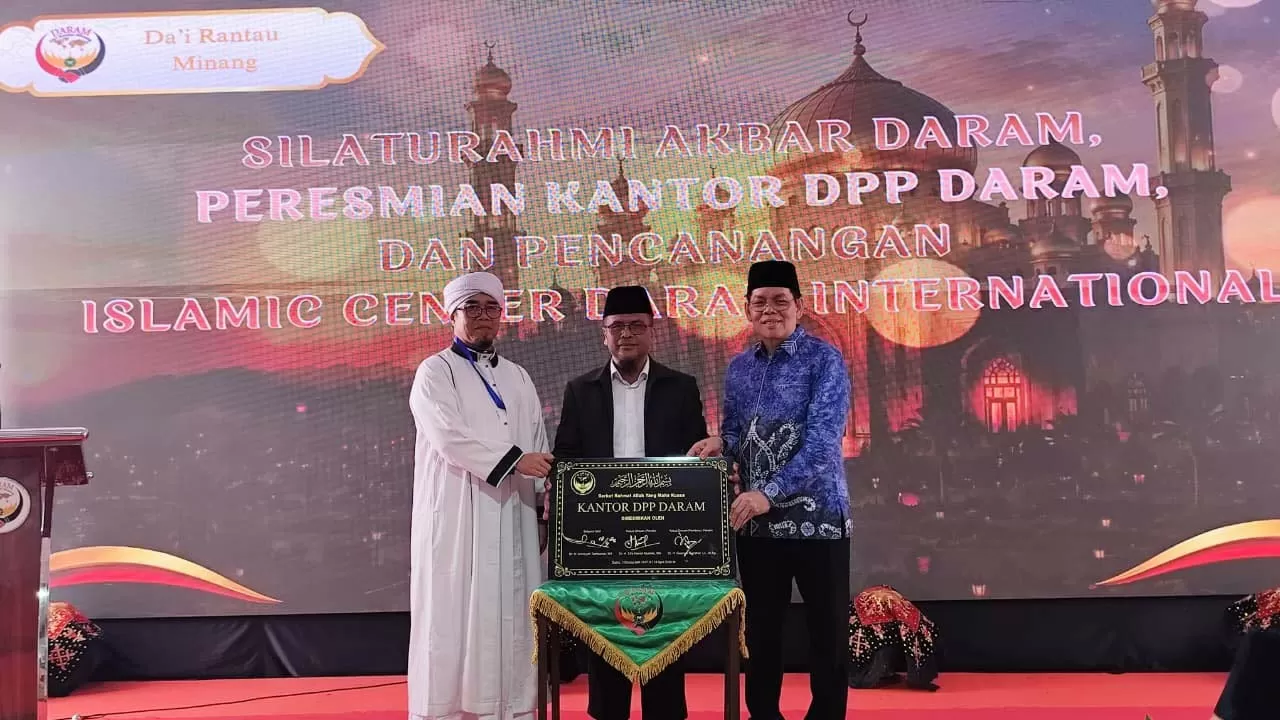 Resmikan Kantor Pusat...