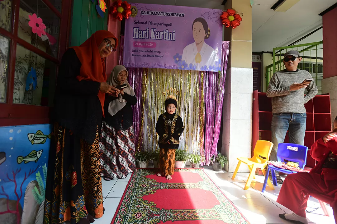 Busana Adat Meriahkan...