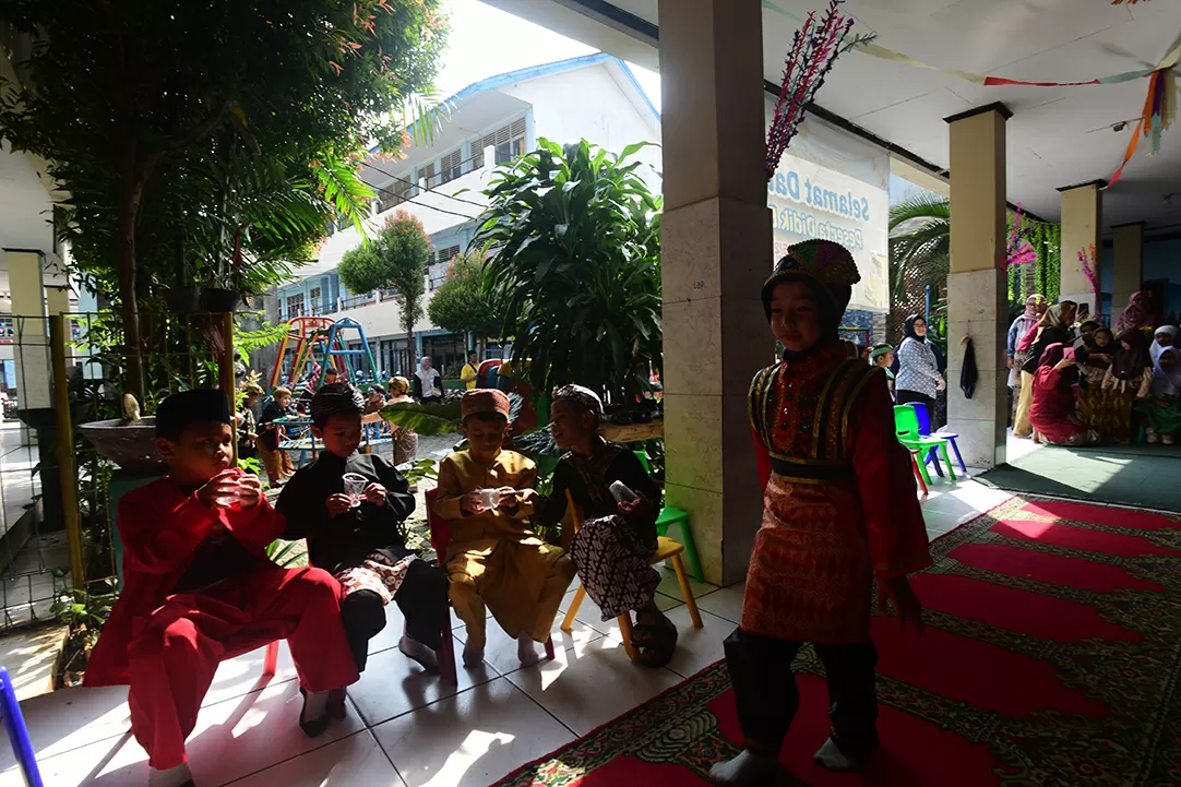 Busana Adat Meriahkan...