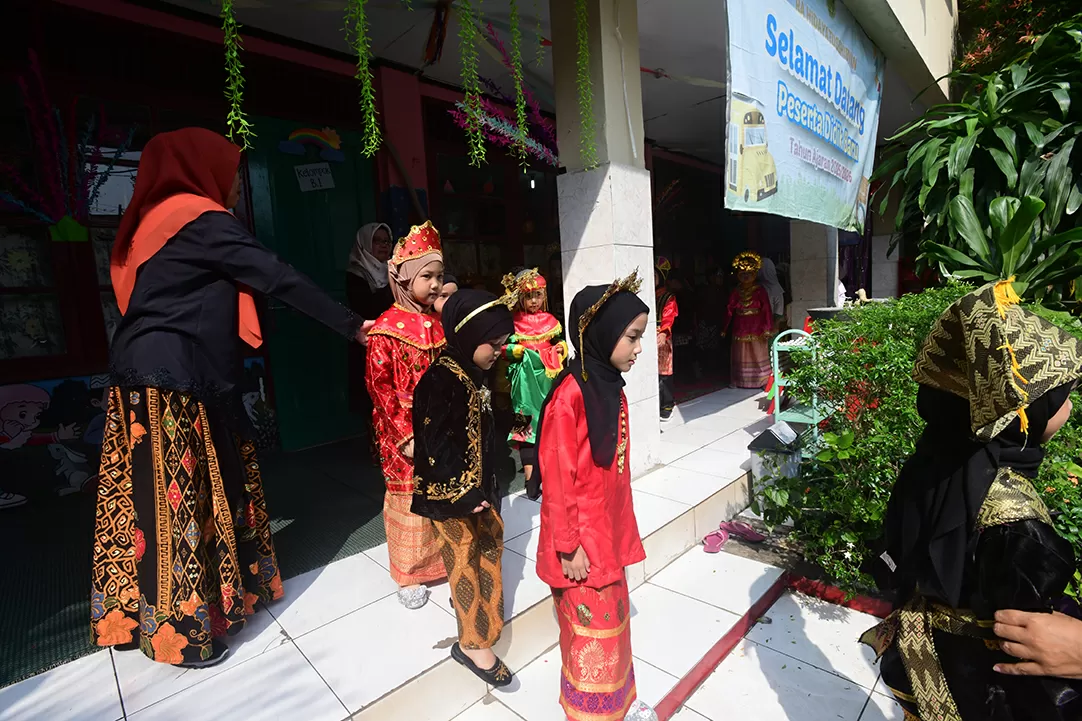 Busana Adat Meriahkan...