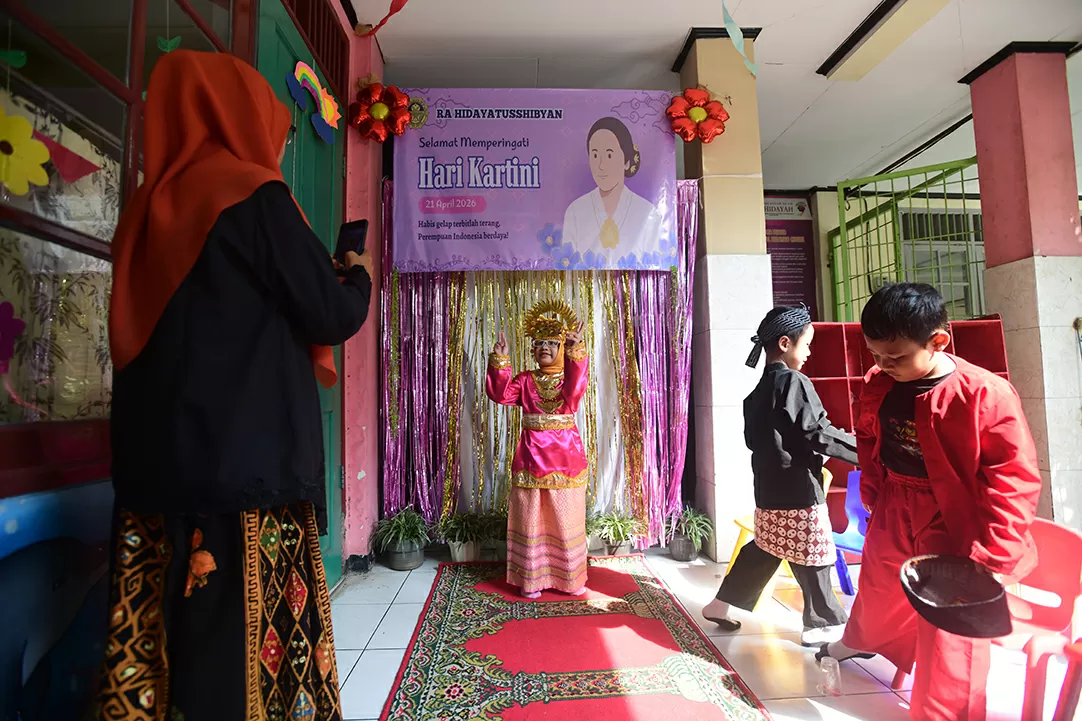 Busana Adat Meriahkan...