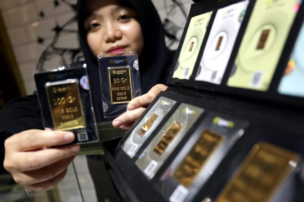 Harga Emas Antam Turun...