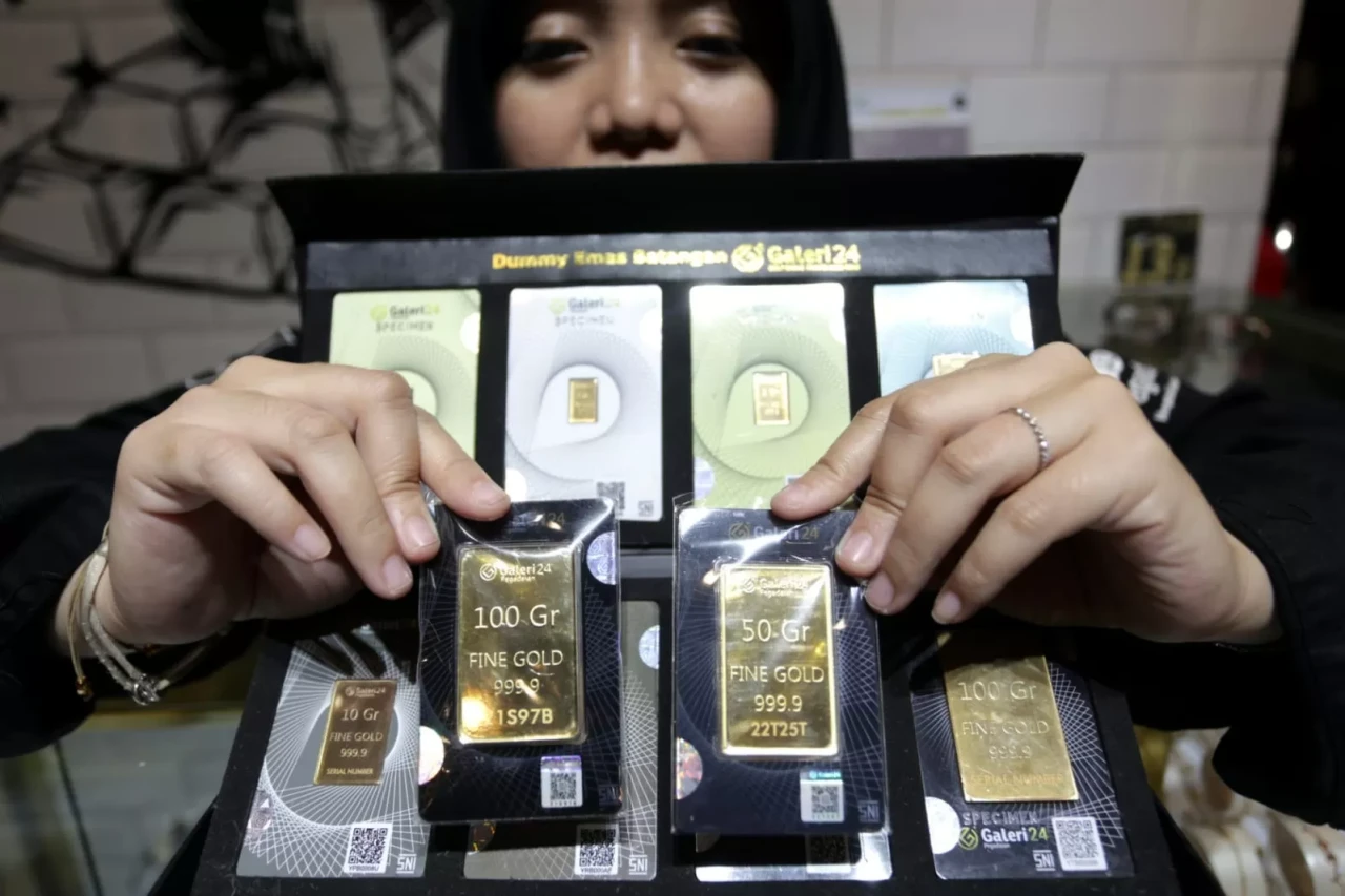 Harga Emas Antam Turun...