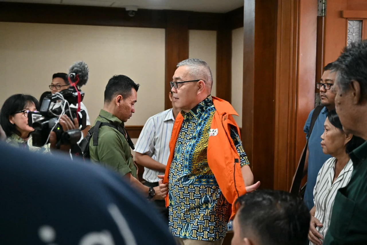 Menanggapi Jaksa KPK,...