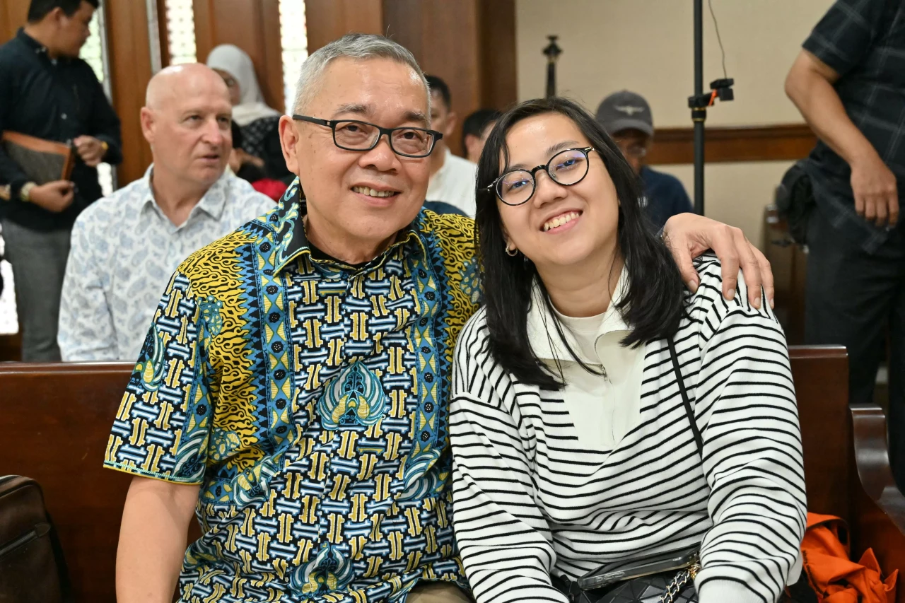 Menanggapi Jaksa KPK,...