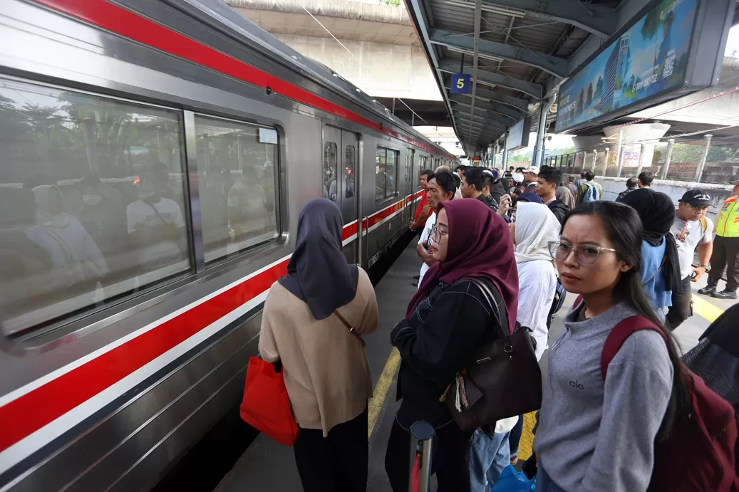 Di Balik Padatnya Antrean...