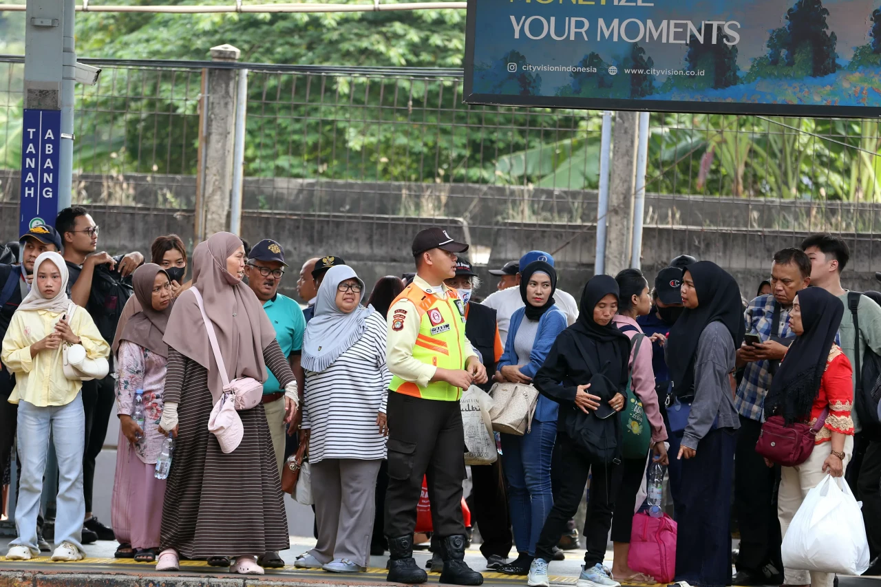 Di Balik Padatnya Antrean...