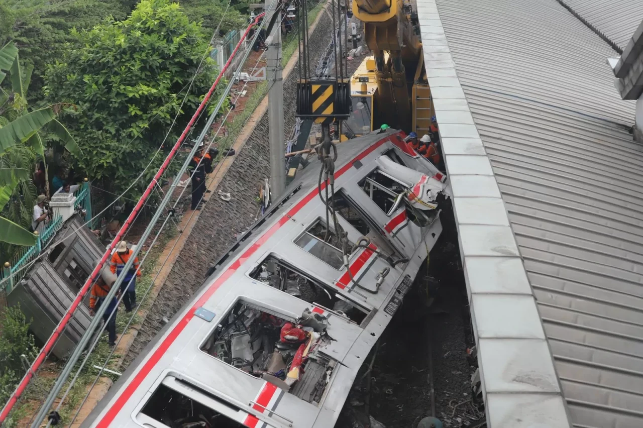 Evakuasi Bangkai Kereta...