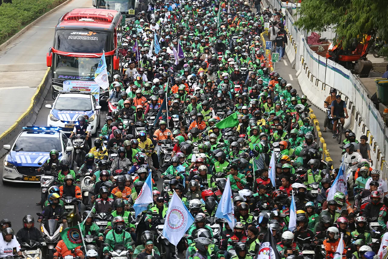 Konvoi Buruh dan Ojol...