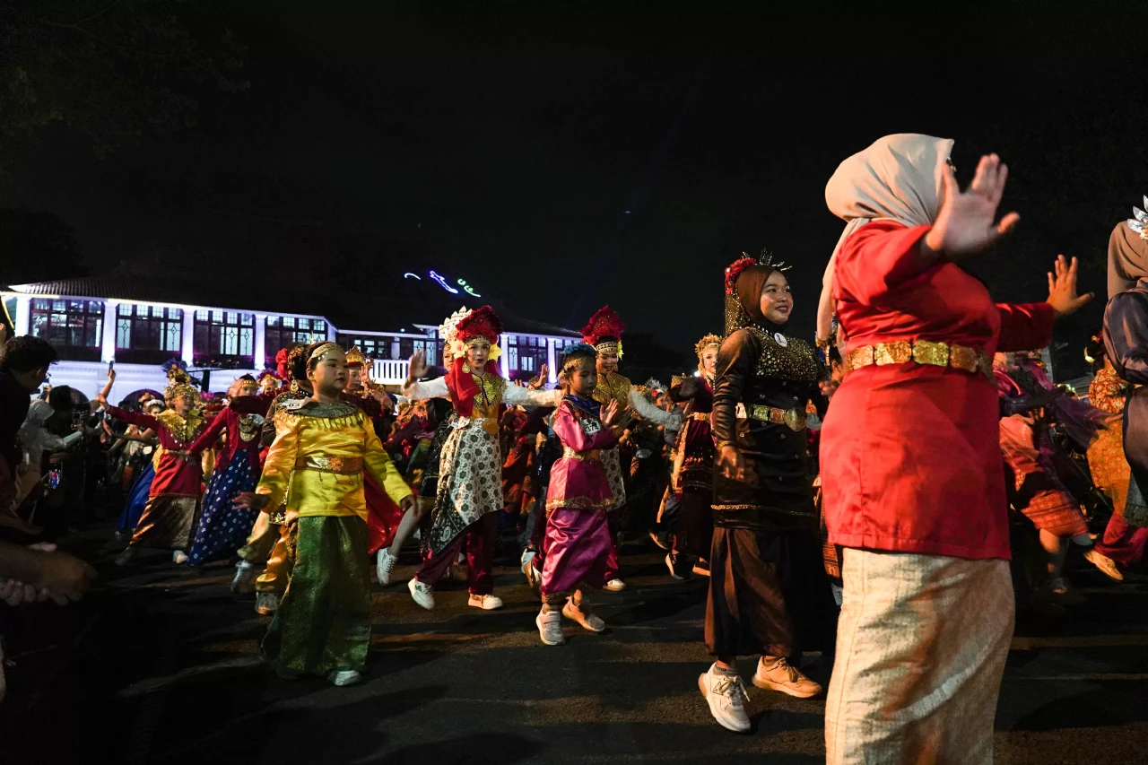 1.000 Penari Meriahkan...