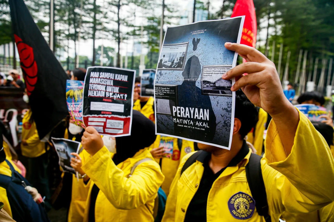 Mahasiswa Demo Hardiknas...
