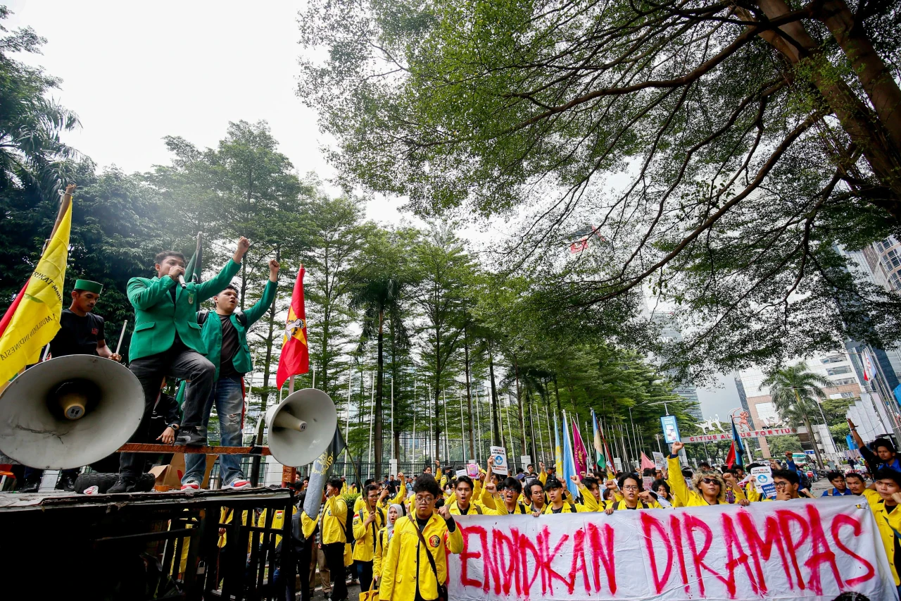 Mahasiswa Demo Hardiknas...