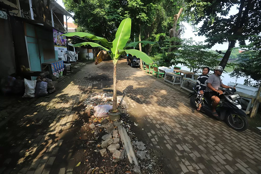 Jalan Rusak Setu Babakan...