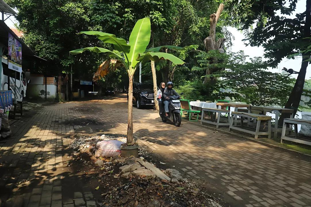 Jalan Rusak Setu Babakan...