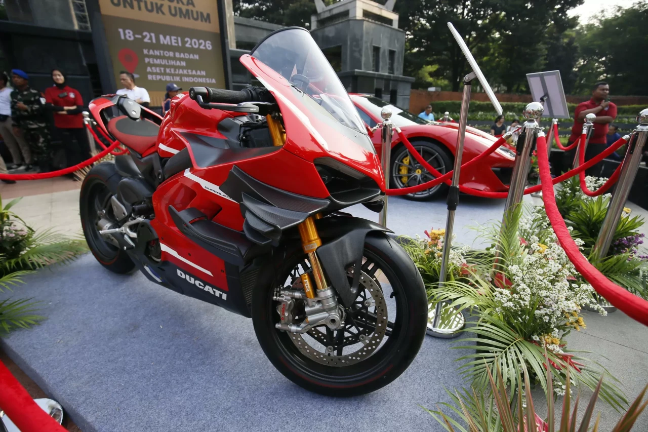 Mobil dan Tas Mewah...
