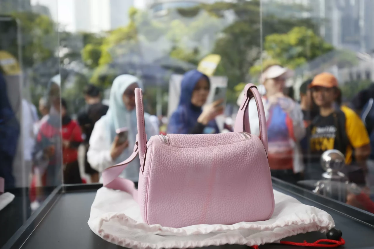 Mobil dan Tas Mewah...