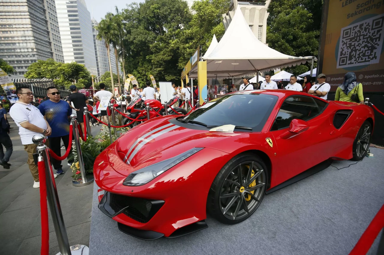 Mobil dan Tas Mewah...