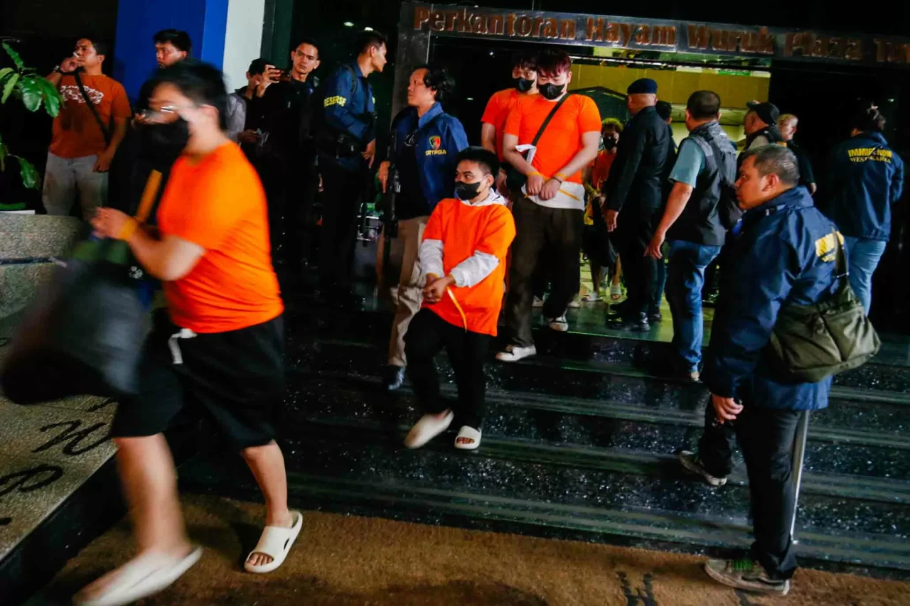 Penampakan Ratusan Terduga...