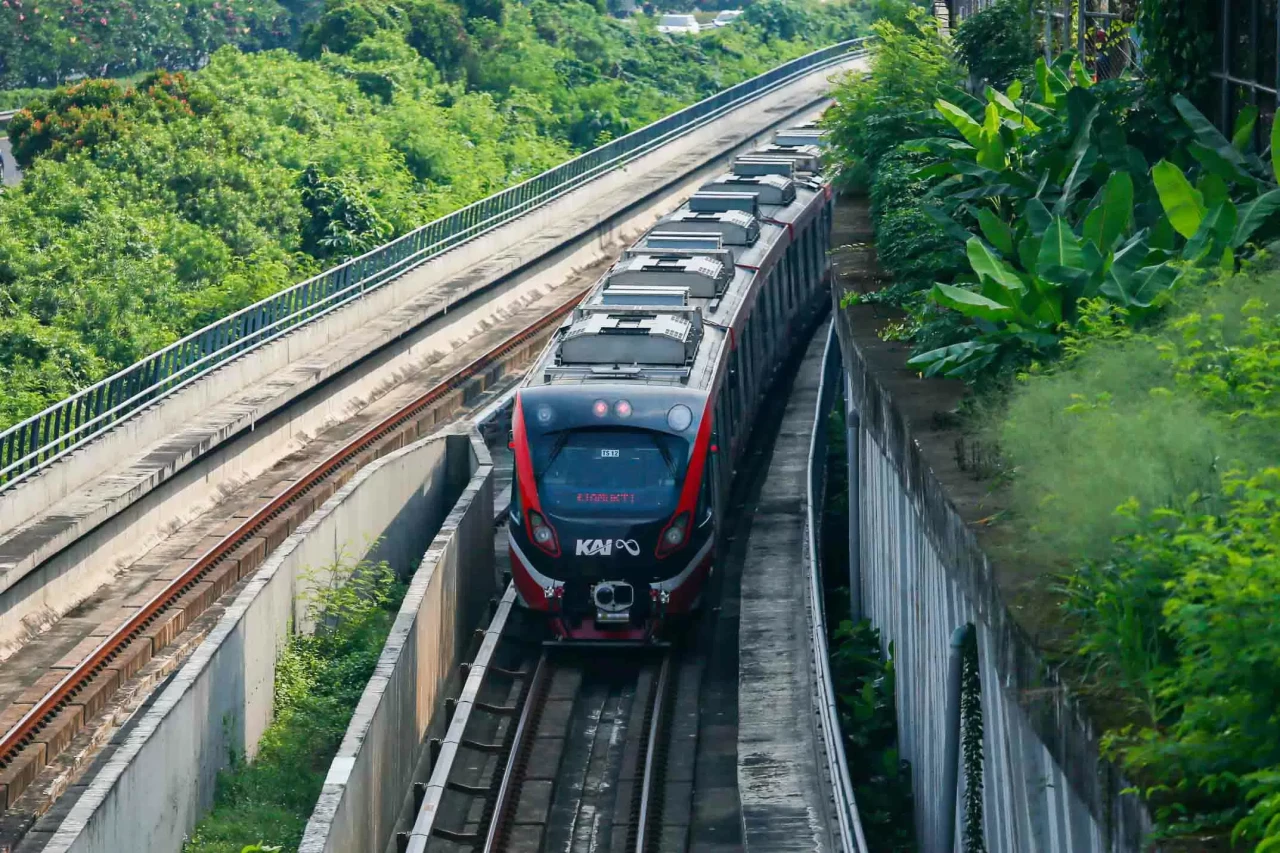 Pengguna LRT Jabodebek...