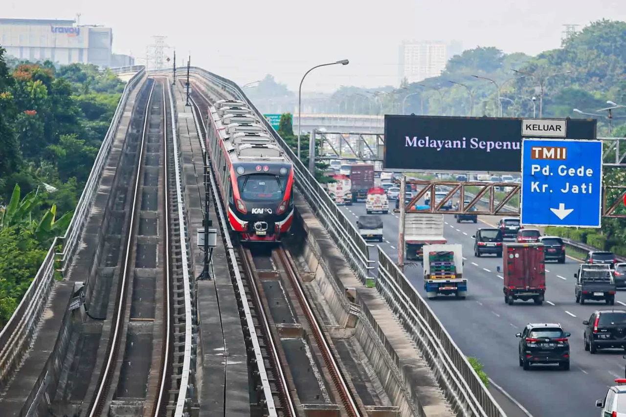 Pengguna LRT Jabodebek...
