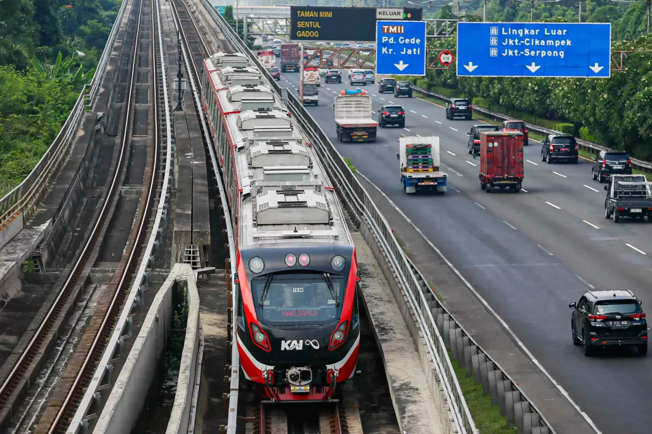 Pengguna LRT Jabodebek...