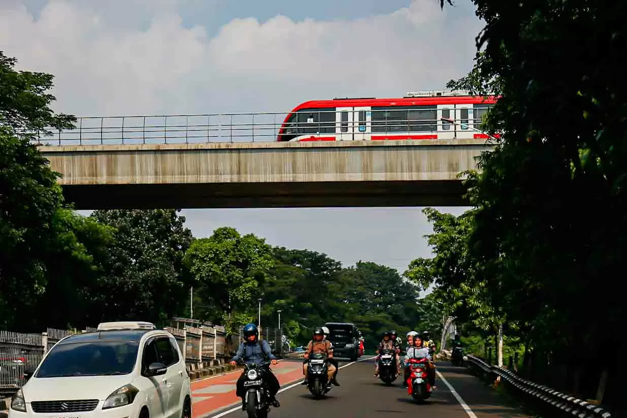 Pengguna LRT Jabodebek...