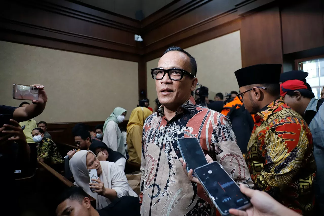 Noel Ebenezer Dituntut...