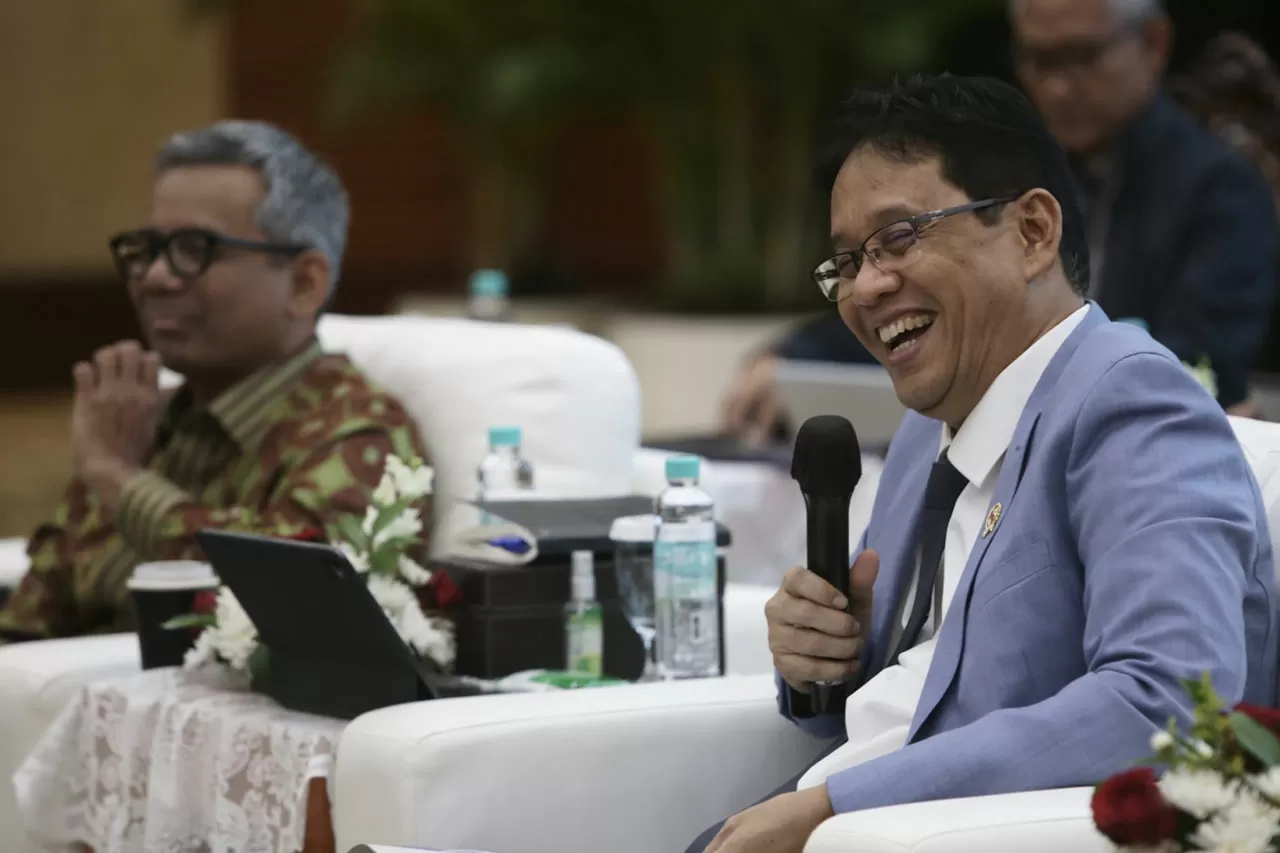 Kemenkeu Laporkan Defisit...