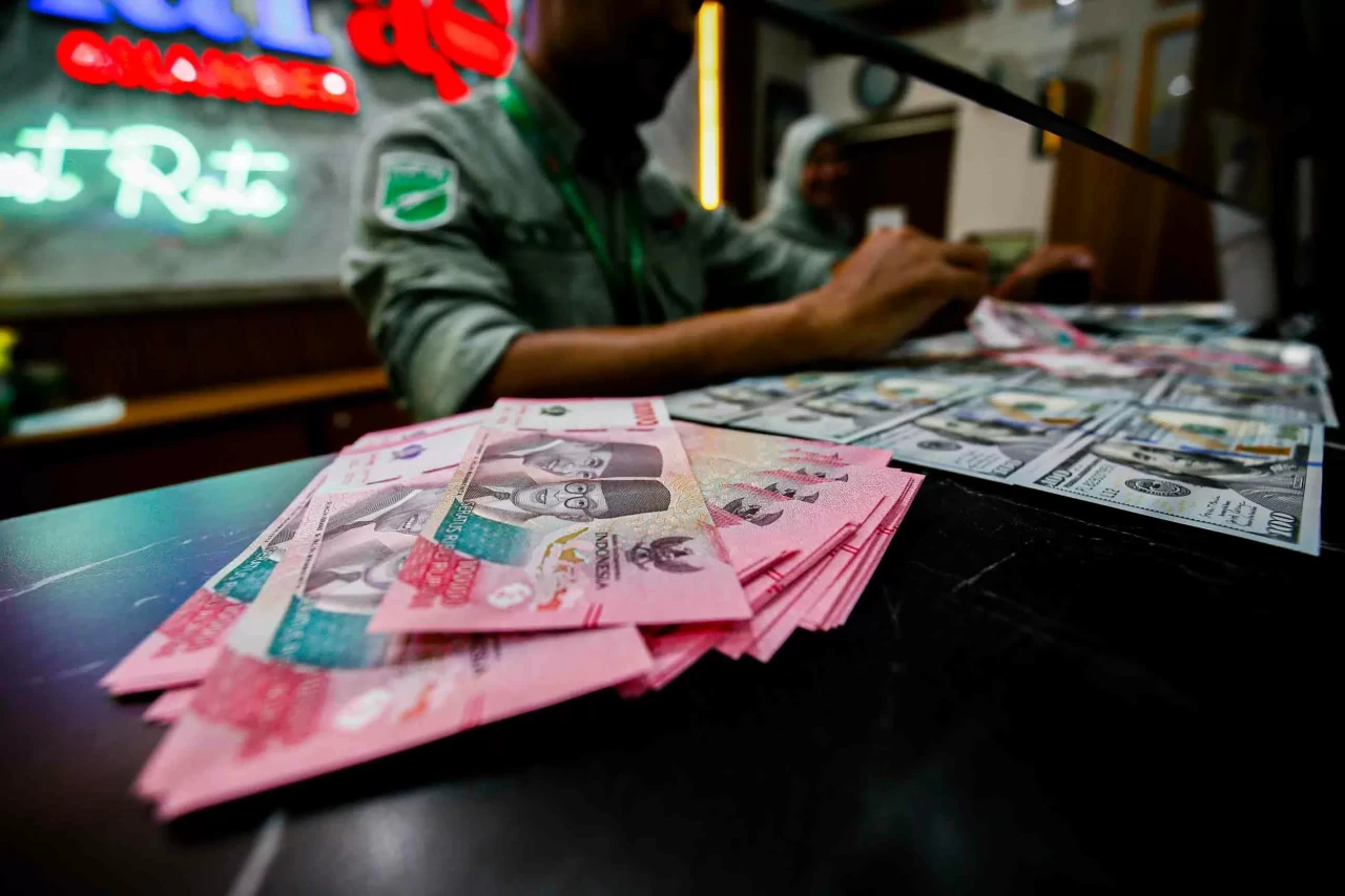 Rupiah Cetak Rekor Terlemah...