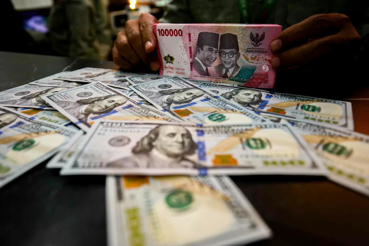Rupiah Cetak Rekor Terlemah...