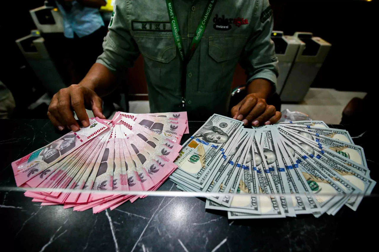 Rupiah Cetak Rekor Terlemah...