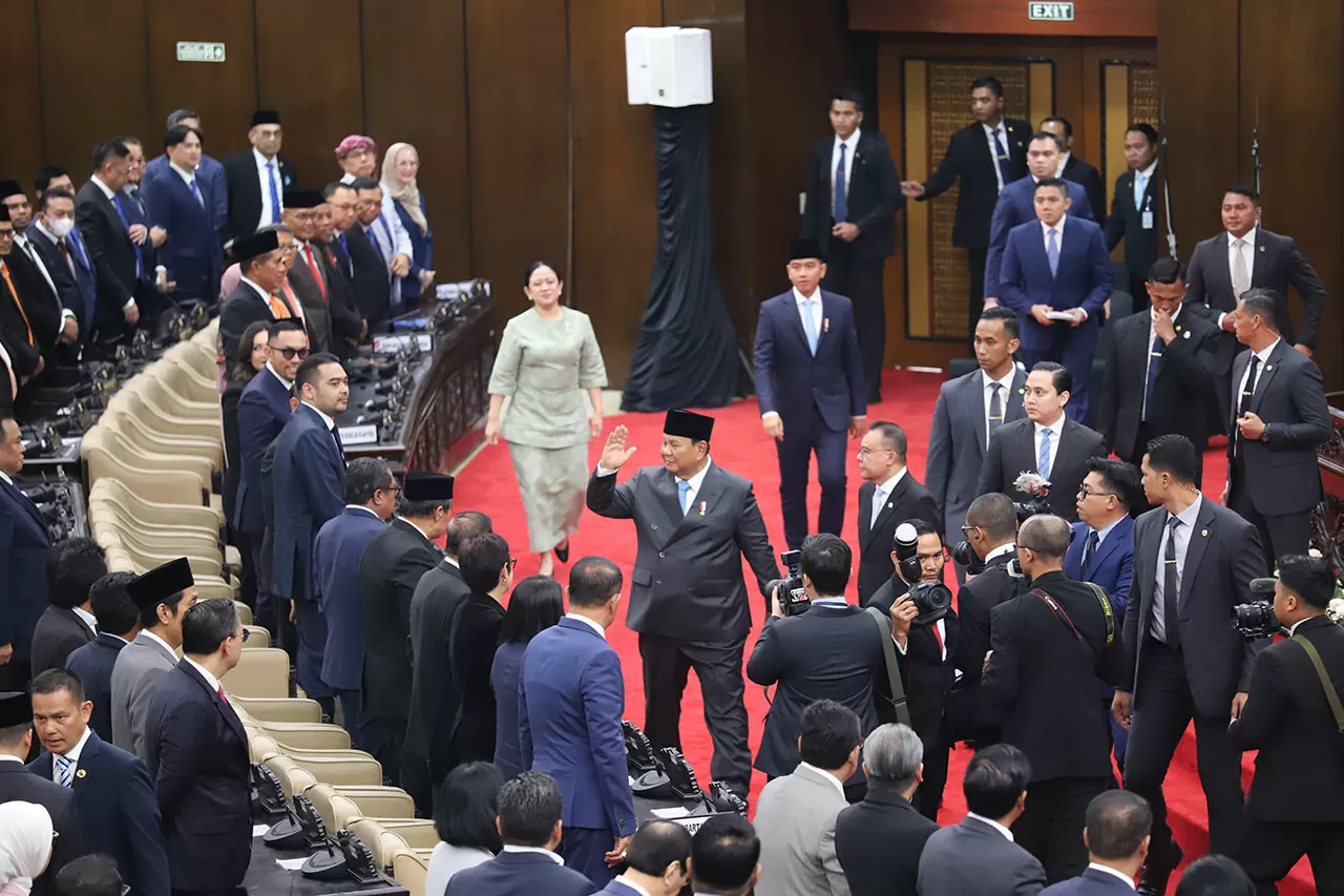 DPR Gelar Paripurna,...