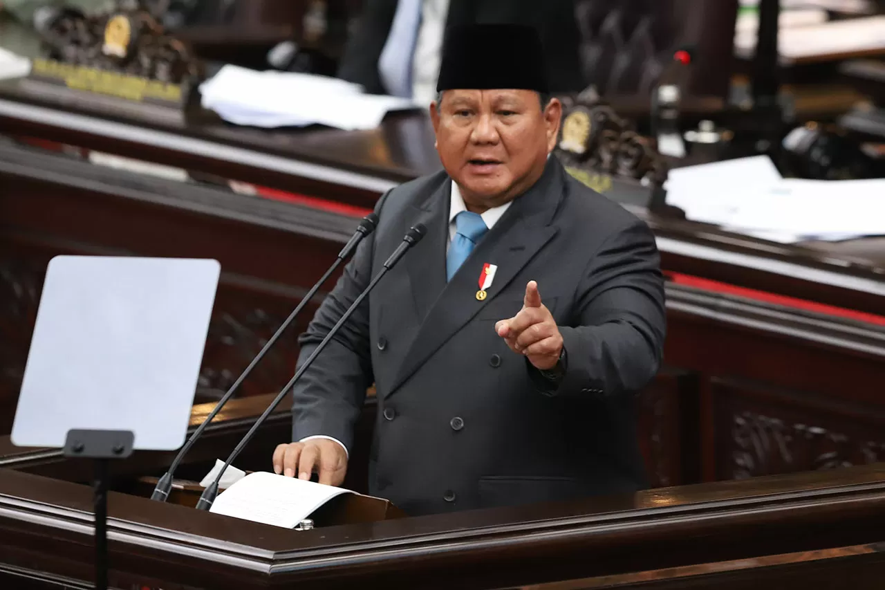 DPR Gelar Paripurna,...