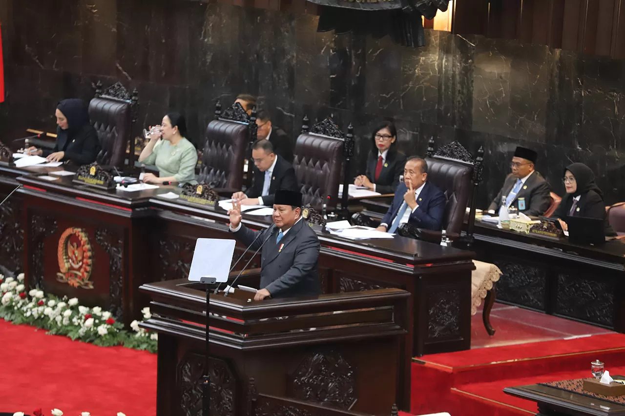 DPR Gelar Paripurna,...