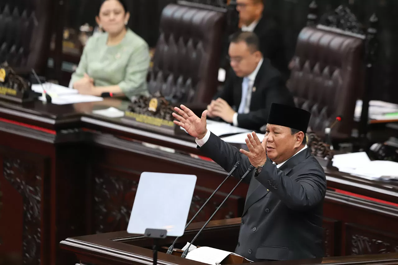 DPR Gelar Paripurna,...