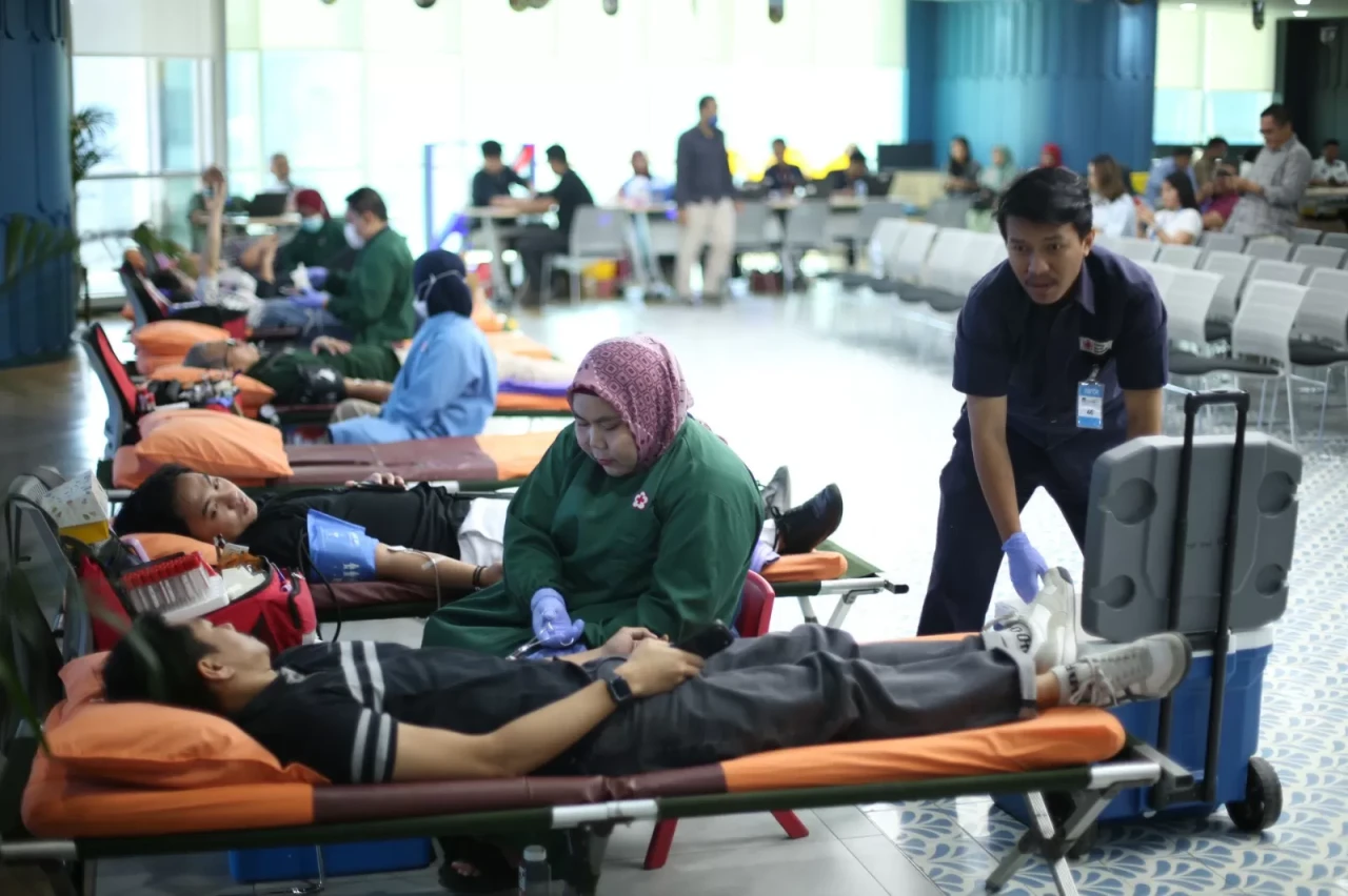 AXA Mandiri Serahkan...