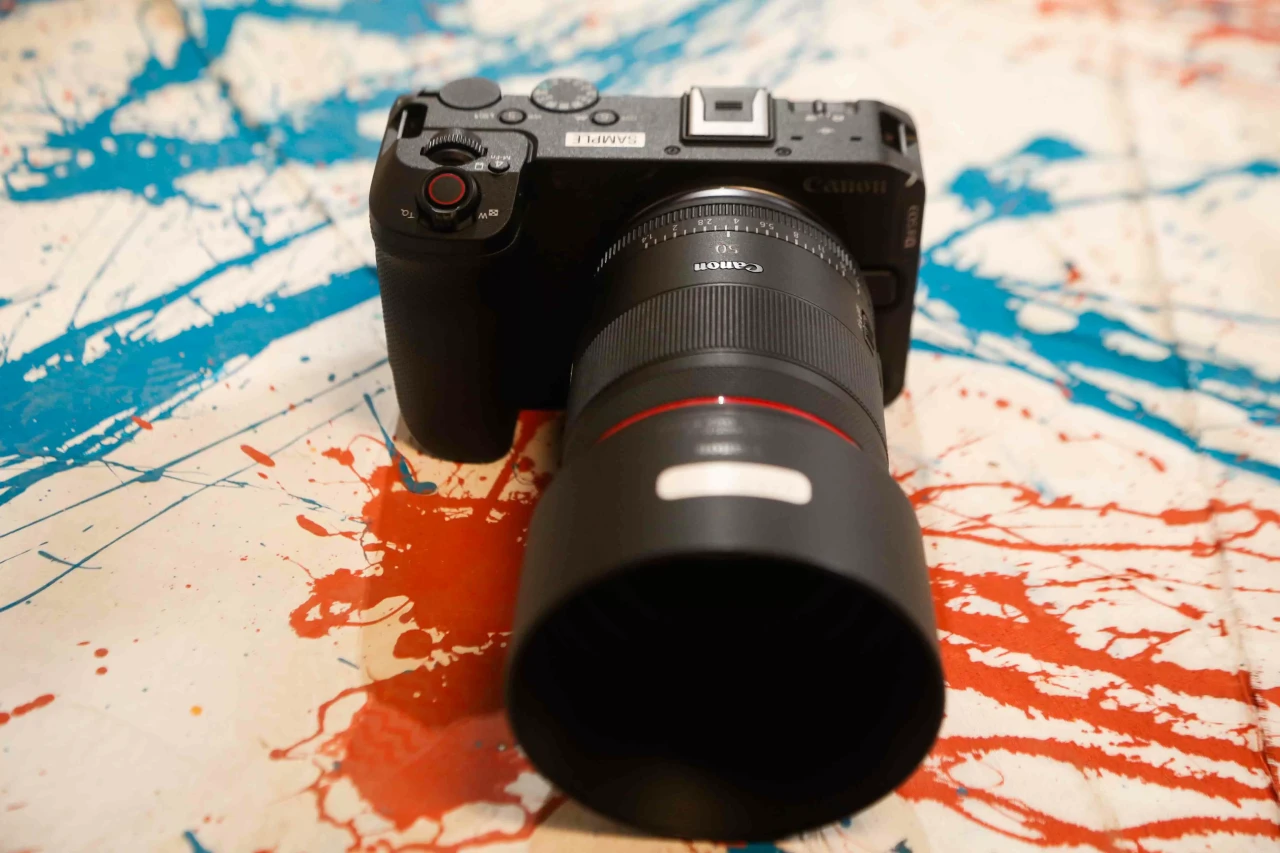Canon Luncurkan EOS...