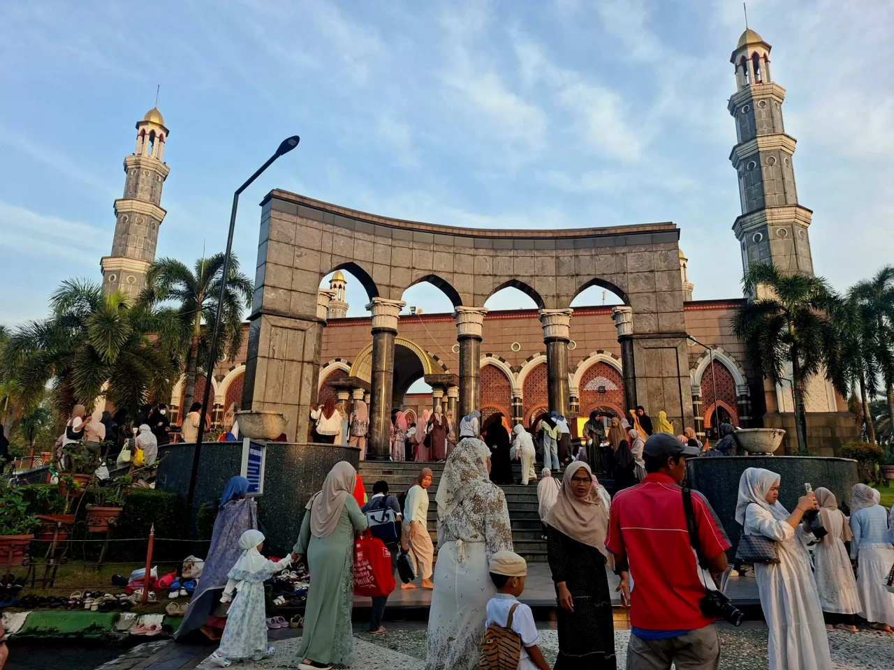 Ribuan Jemaah Laksanakan...
