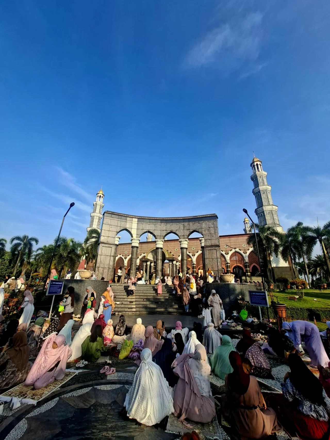 Ribuan Jemaah Laksanakan...