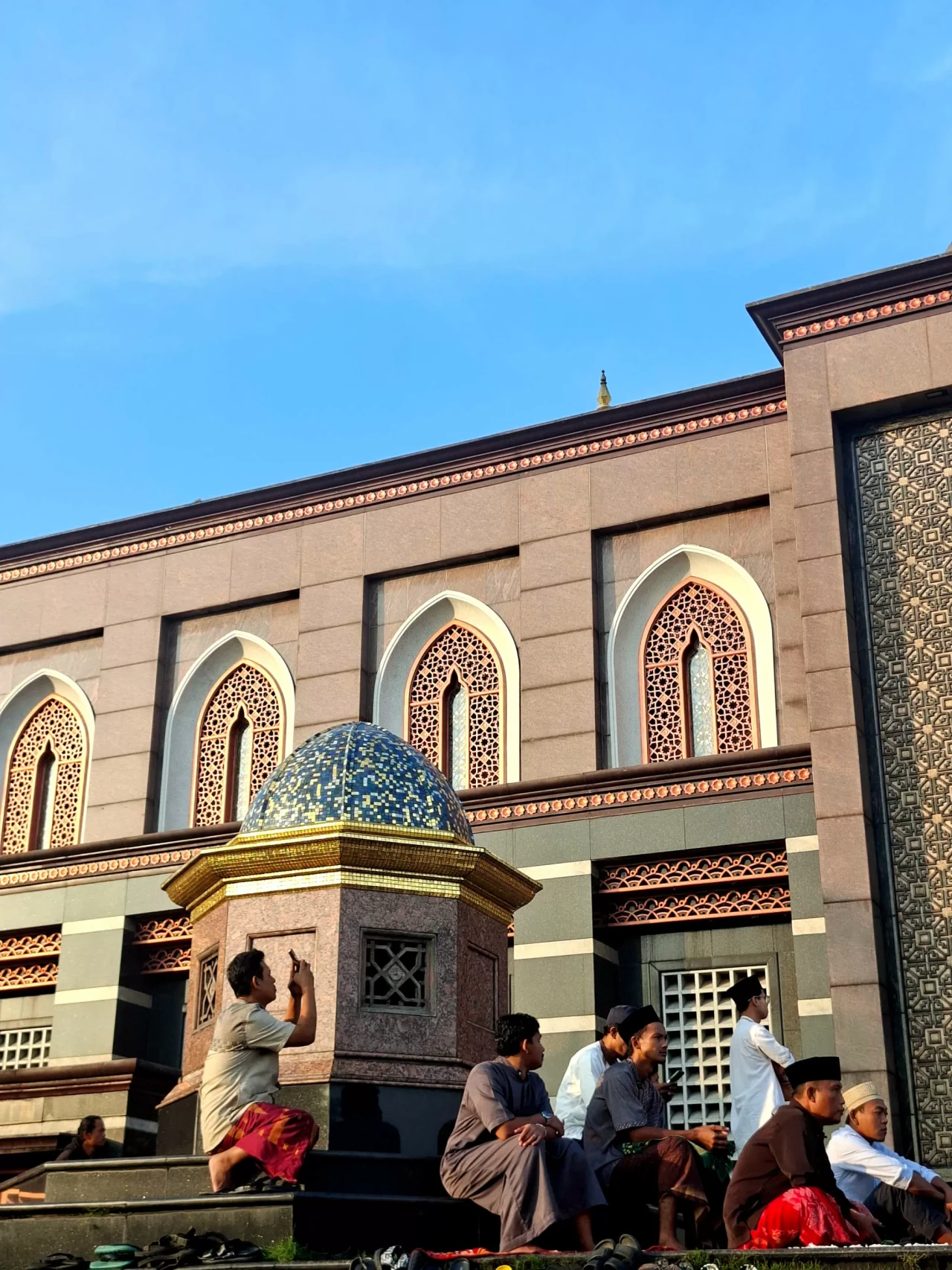 Ribuan Jemaah Laksanakan...